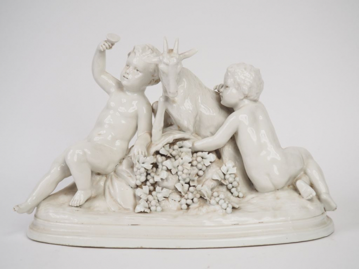 BADESSI. "Amours vendangeurs et bouc". Groupe en porcelaine de Capodim
