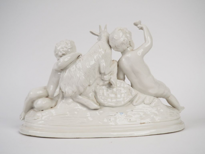 BADESSI. "Amours vendangeurs et bouc". Groupe en porcelaine de Capodim