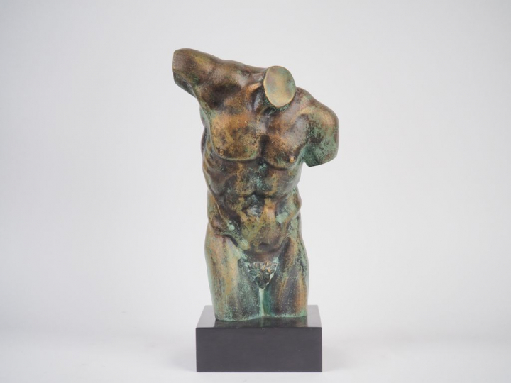 Ecole française Xxème.  "Torse à l'antique". Sculpture en bronze à pat