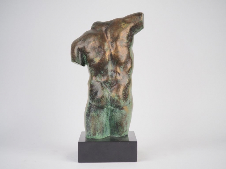 Ecole française Xxème.  "Torse à l'antique". Sculpture en bronze à pat