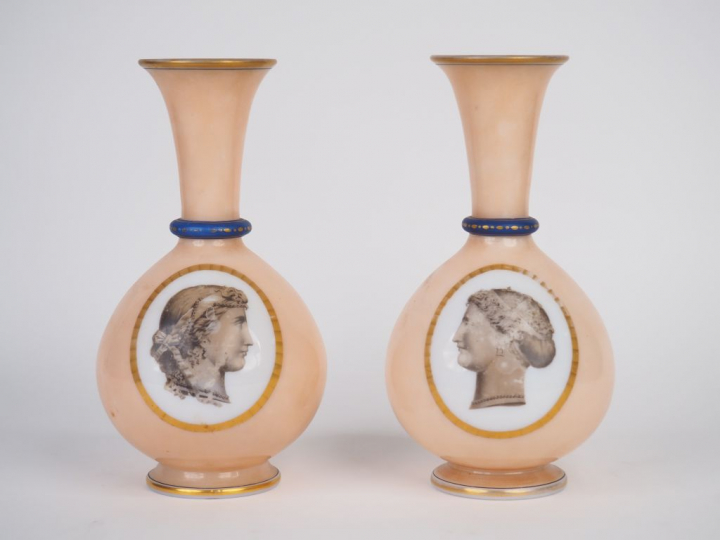 Paire de vases balustres Napoléon III en opaline à décor de profil de 