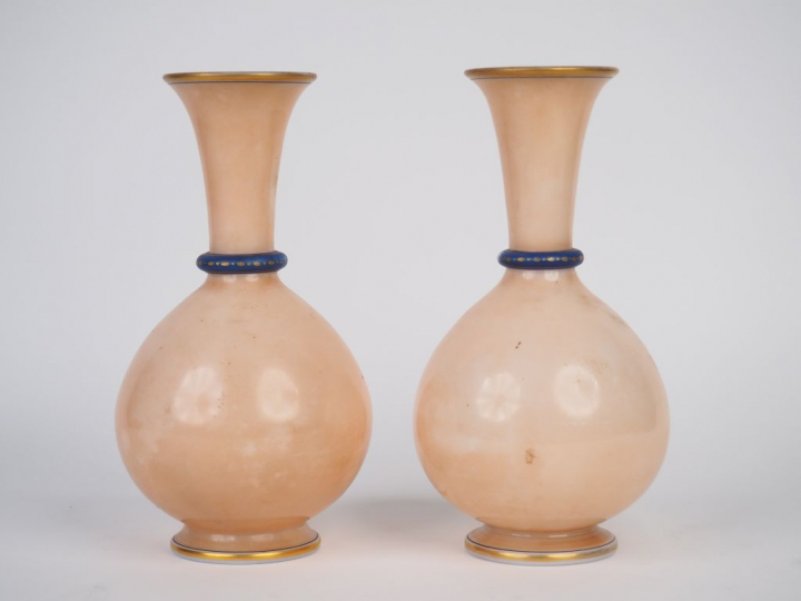 Paire de vases balustres Napoléon III en opaline à décor de profil de 
