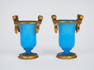 Vente aux enchères Paire de petits vases Médicis Napoléon III en opaline bleue. Monture e