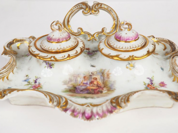 Encrier XIXème en porcelaine de Dresde à décor de scène galante, de fl