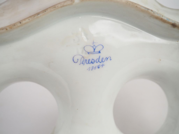 Encrier XIXème en porcelaine de Dresde à décor de scène galante, de fl