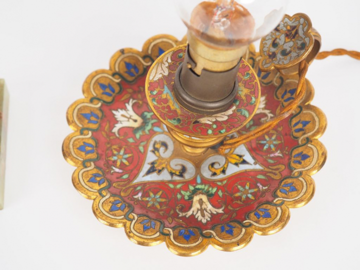 Porte montre en bronze et émaux cloisonnés polychromes, base en onyx v