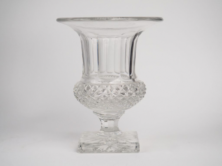 Vase Médicis en cristal à décor de croisillons. H. 25 cm.