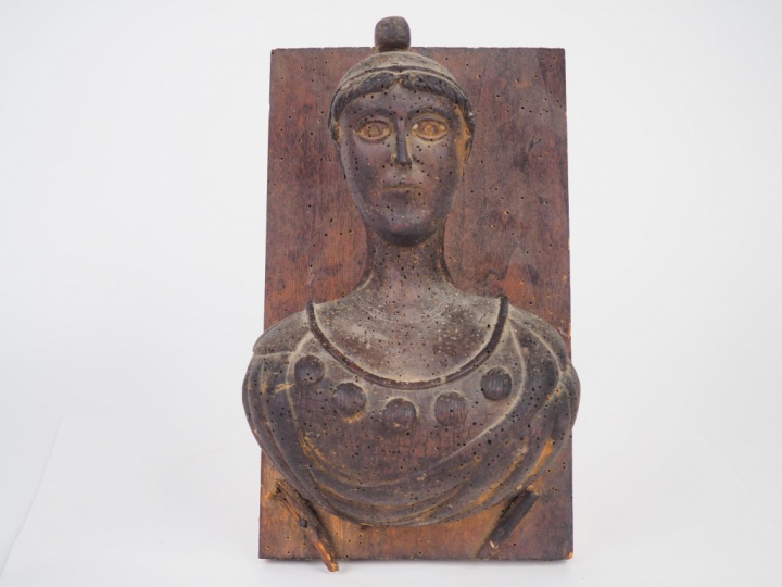 Ecole française XIXème  Buste de femme à l'antique en bois sculpté. H.