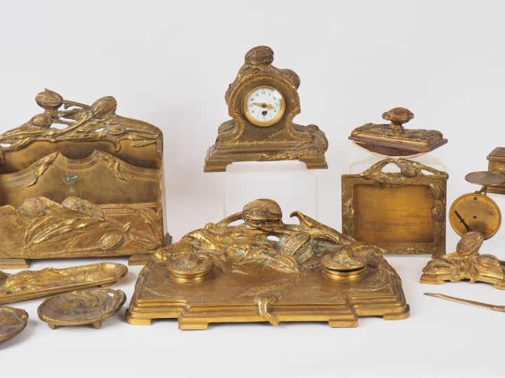 MARIONNET.  Garniture de bureau en bronze à décor de chardons comprena