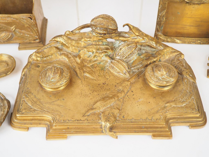 MARIONNET.  Garniture de bureau en bronze à décor de chardons comprena