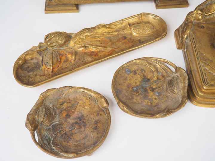 MARIONNET.  Garniture de bureau en bronze à décor de chardons comprena