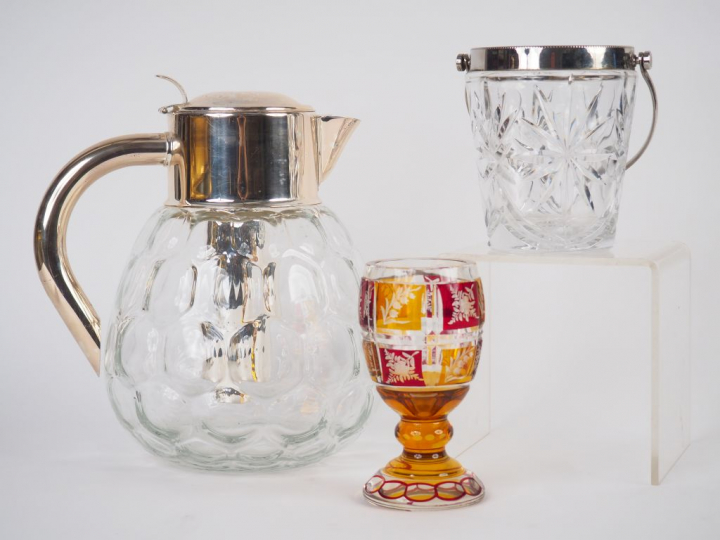 Carafe à orangeade en cristal et métal argenté à décor de godrons. Dim