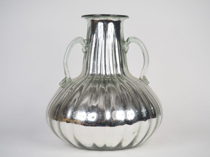 Grand vase à anses en verre argenté, anses en verre soufflé. Dim. 36,5