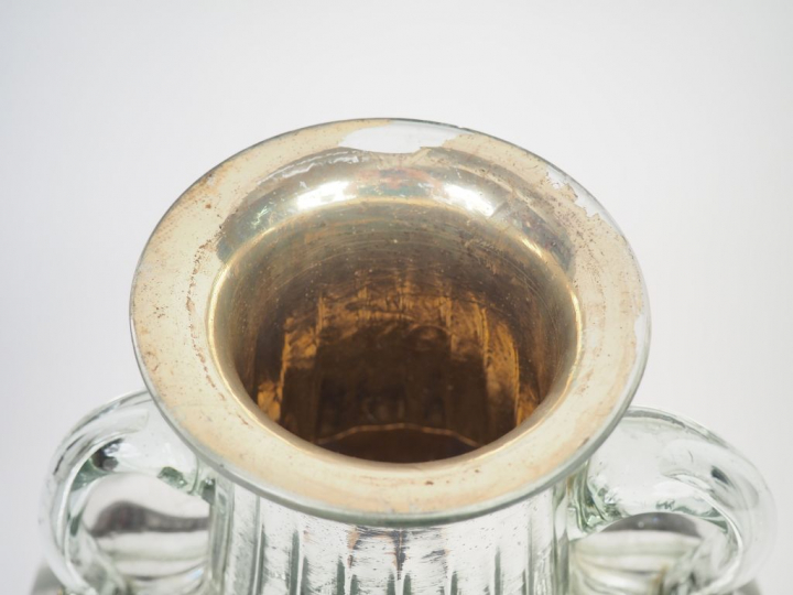 Grand vase à anses en verre argenté, anses en verre soufflé. Dim. 36,5