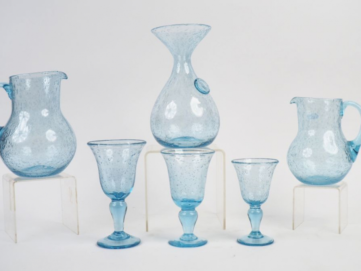 BIOT. Partie de service de verre en verre bullé bleu.  Comprenant: - 2
