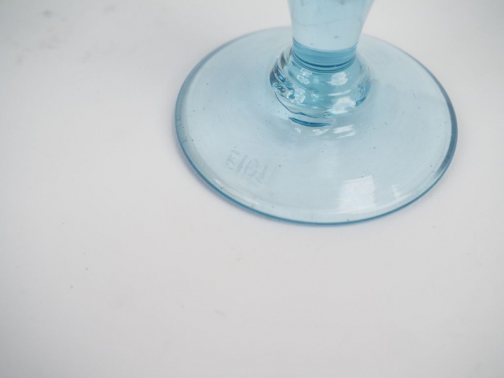 BIOT. Partie de service de verre en verre bullé bleu.  Comprenant: - 2