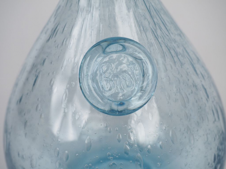BIOT. Partie de service de verre en verre bullé bleu.  Comprenant: - 2