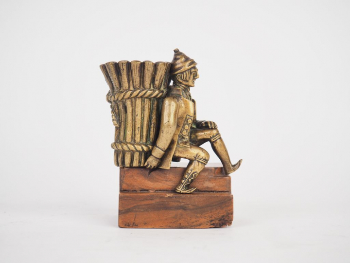 "Homme au panier".  Porte allumettes en bronze, socle en bois. H. 6,5 