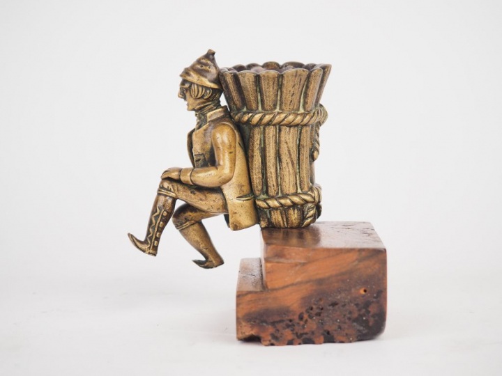 "Homme au panier".  Porte allumettes en bronze, socle en bois. H. 6,5 