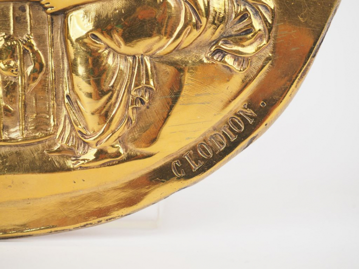 CLODION (d'après). Plaque ovale en métal "Marchandes d'amours"  Signée