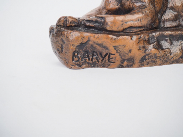 BARYE. "Lionne couchée". Sujet en bronze à patine médaille Signé (reti