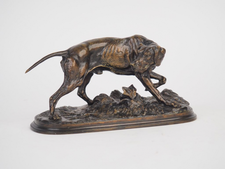P. J. MENE. "Chien de chasse à l'arrêt". Sujet en bronze à patine brun