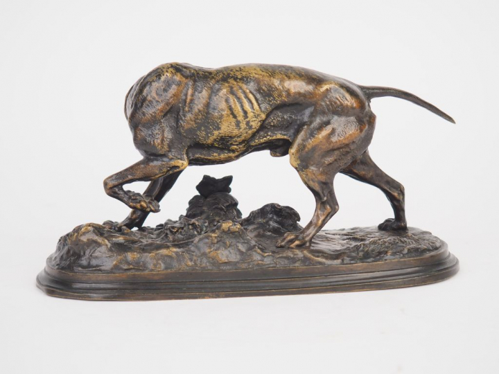 P. J. MENE. "Chien de chasse à l'arrêt". Sujet en bronze à patine brun