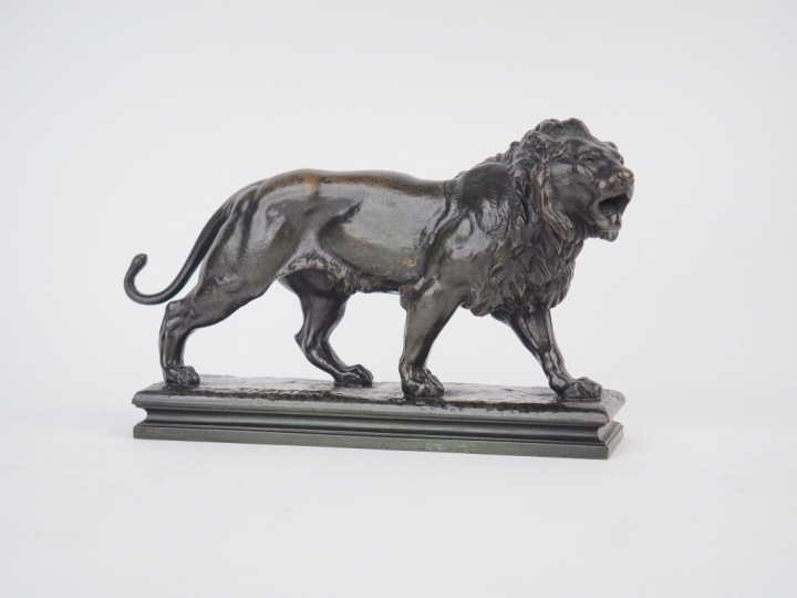 C. VALTON. "Lion marchant et rugissant". Sujet en bronze à patine brun