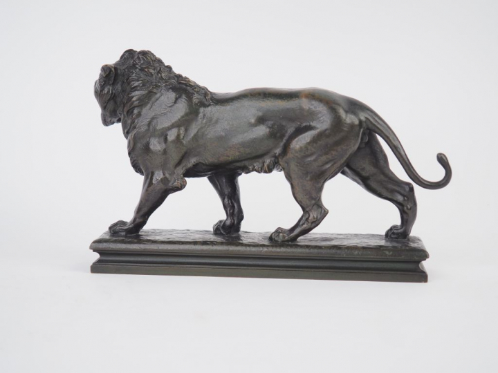 C. VALTON. "Lion marchant et rugissant". Sujet en bronze à patine brun