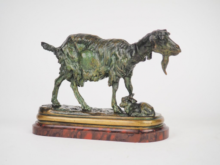 FREMIET. "Chèvre et son chevreau". Groupe en bronze à patine verte, so