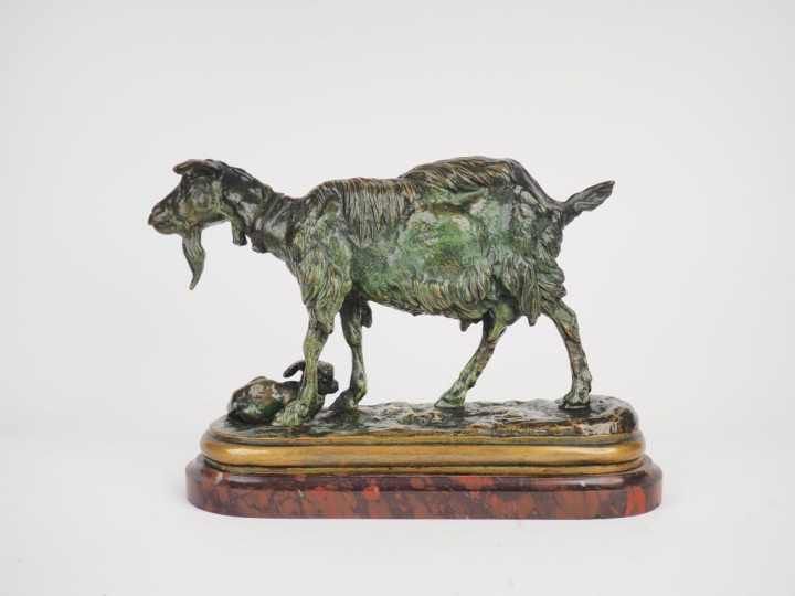 FREMIET. "Chèvre et son chevreau". Groupe en bronze à patine verte, so