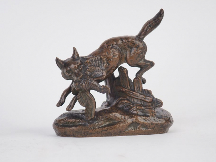 A. MASSON. "Renard emportant une poule". Sujet en bronze à patine brun