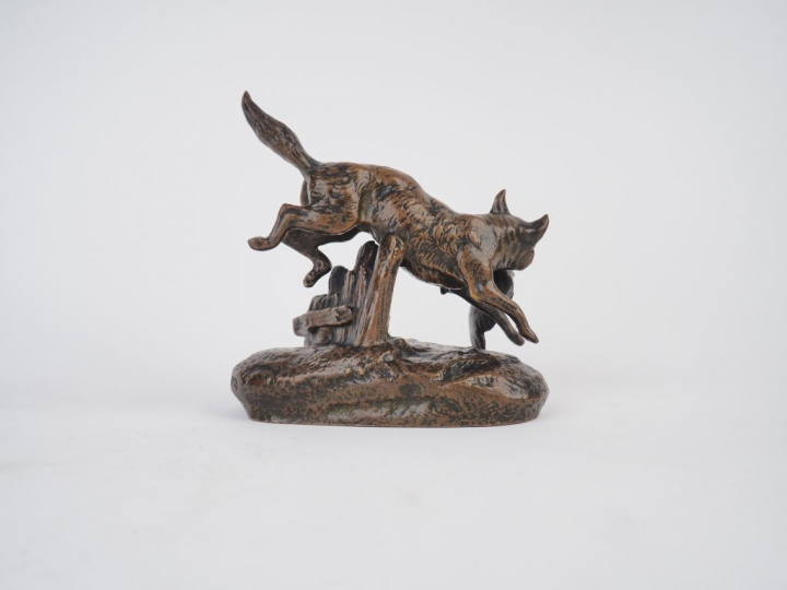 A. MASSON. "Renard emportant une poule". Sujet en bronze à patine brun