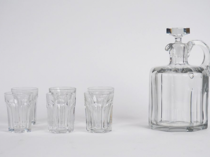 BACCARAT. Service à liqueur en cristal comprenant : - un flacon - 6 ve