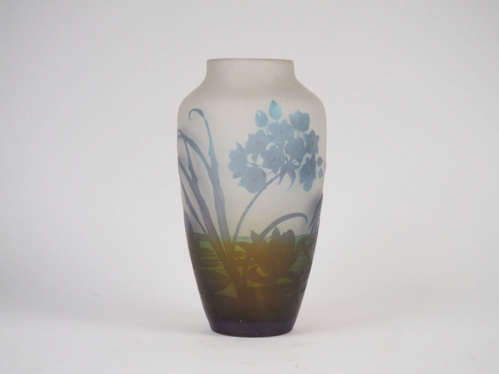 GALLE. Vase en verre à décor grévé en camée à l'acide  de nénuphars bl