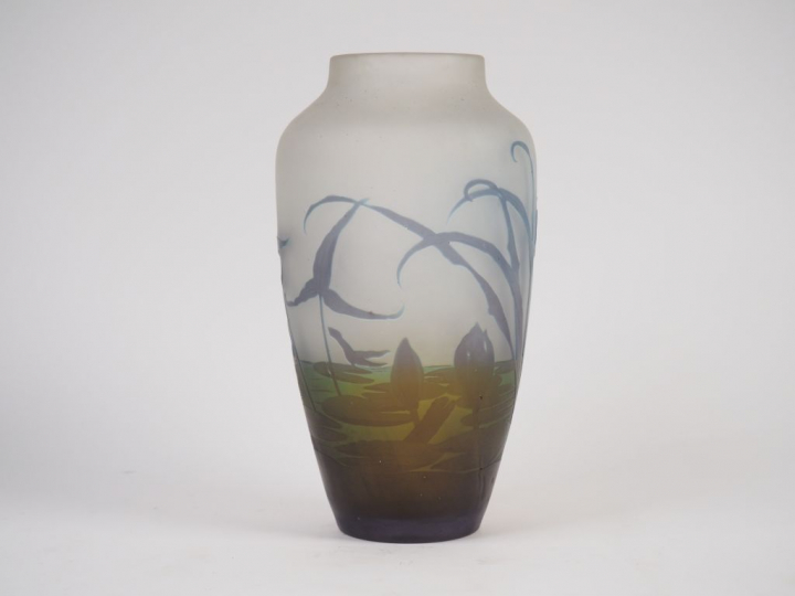 GALLE. Vase en verre à décor grévé en camée à l'acide  de nénuphars bl
