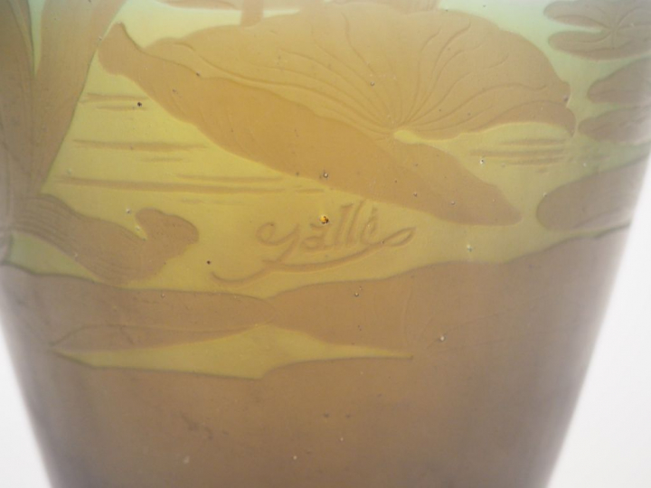 GALLE. Vase en verre à décor grévé en camée à l'acide  de nénuphars bl