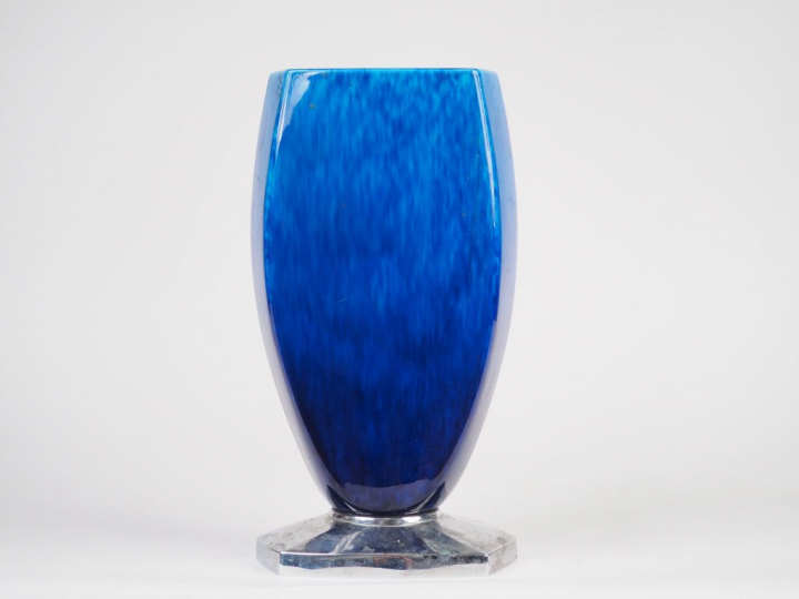 Paul MILET. Vase de style Art Déco en céramique bleu flammé de Sèvres.