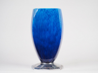 Vente aux enchères Paul MILET. Vase de style Art Déco en céramique bleu flammé de Sèvres.