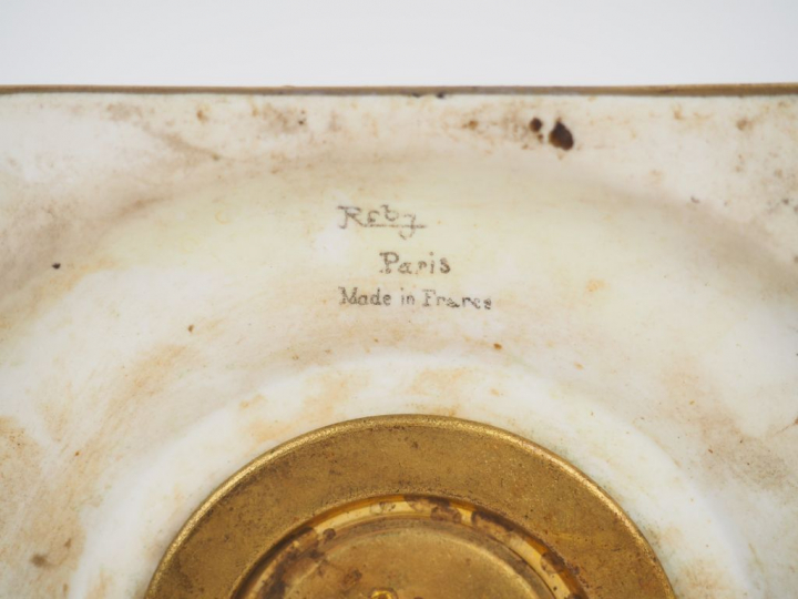 ROBJ. Veilleuse Art Déco en porcelaine polychrome figurant une jeune é