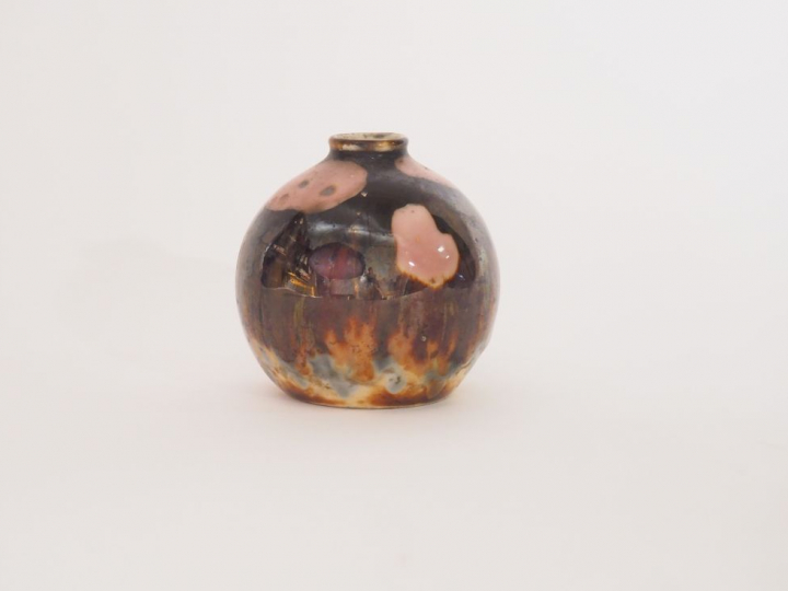 THARAUD. Petit vase boule en porcelaine polychrome de Limoges. Signé. 