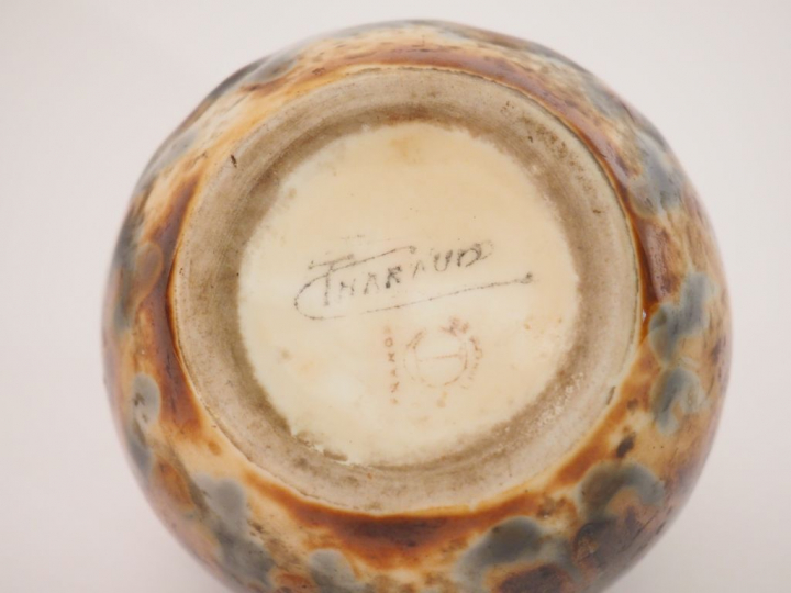 THARAUD. Petit vase boule en porcelaine polychrome de Limoges. Signé. 