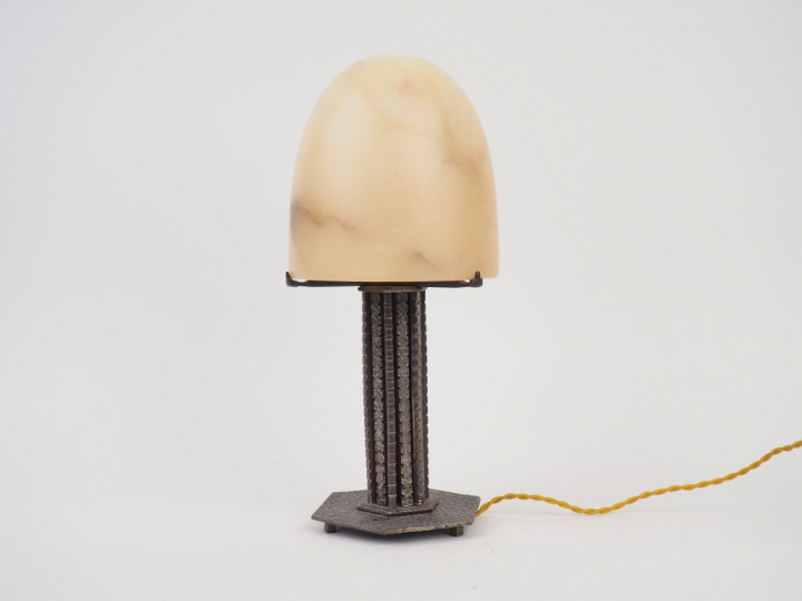 Lampe Art Déco en albâtre et fer forgé  Dim. du piètement : 20 cm. Dim