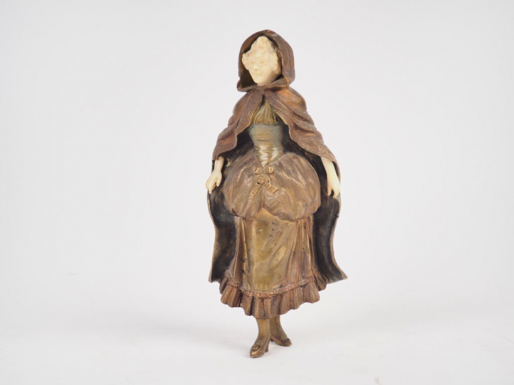 BAILLY. "Jeune élégante". Sculpture chryséléphantine. Signée.  H. 19 c