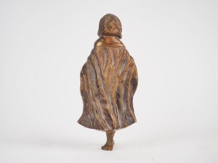BAILLY. "Jeune élégante". Sculpture chryséléphantine. Signée.  H. 19 c