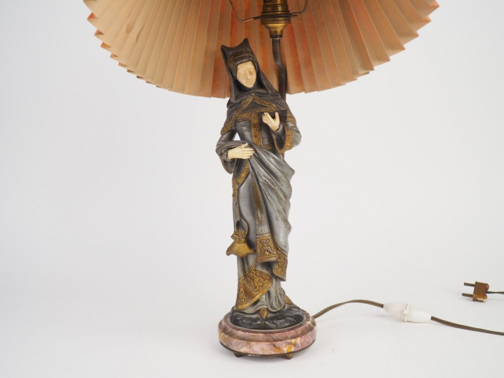 CORNIZIERE. "la liseuse". Scultpure chryséléphantine, montée en lampe.