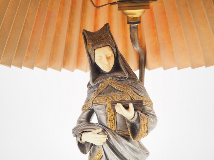 CORNIZIERE. "la liseuse". Scultpure chryséléphantine, montée en lampe.