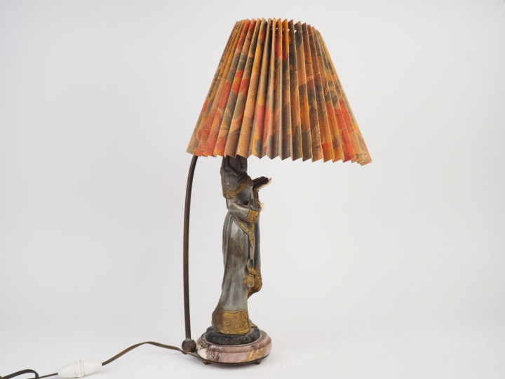 CORNIZIERE. "la liseuse". Scultpure chryséléphantine, montée en lampe.