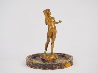 Vente aux enchères J. GARNIER. Baguier en bronze doré et marbre figurant une jeune baigne