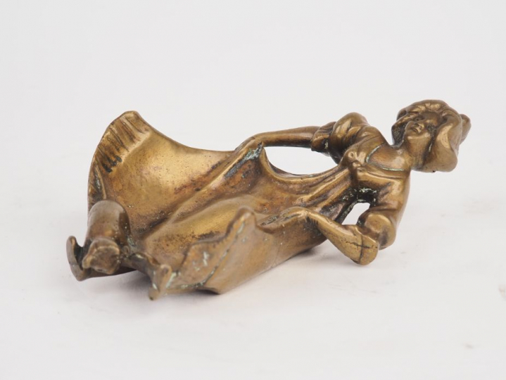 Vide-poche Art Nouveau en bronze figurant une jeune femme, un chat et 
